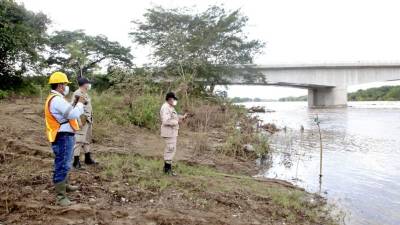 Las aldeas Campo Barranco y Campo Bejuco han quedado prácticamente desérticas, pues las personas han evacuado, según constataron los bomberos.