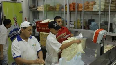 En el mercado Dandy hay varios puestos de lácteos. Estos son productos de alto consumo, manifiestan vendedores.