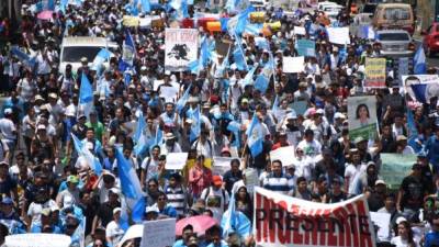 Los guatemaltecos no se cansan de exigir la renuncia de Pérez Molina. Foto archivo.