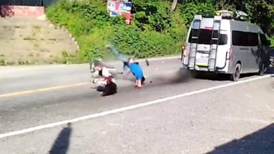 Video del momento en que familia en moto es embestida por microbús