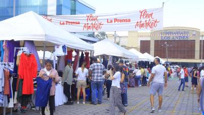 Personas de todas las edades asistieron al Flea Market y compraron diversos productos. Fotos: Franklyn Muñoz.