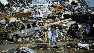 Los residentes de Mayfield iniciaron las labores de limpieza tras el paso de los devastadores tornados que dejaron la ciudad como una “zona de guerra”.