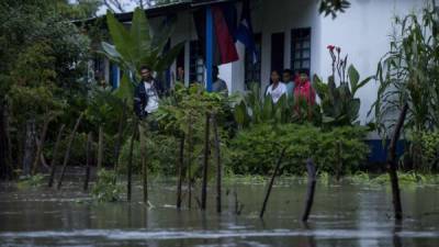 Una familia se encuentra aislada en su casa de habitación debido a la crecida de un río tras el paso de la tormenta Nate, en la comunidad Iguanal en Rivas (Nicaragua). EFE/Jorge Torres