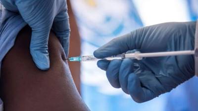 Los investigadores analizaron el plasma sanguíneo de 17 personas que se habían recuperado del ébola. EFE/Archivo