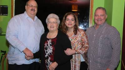 Jorge Shibli, Martha y Ruth Marie Canahuati con el agasajado Óscar Cáceres