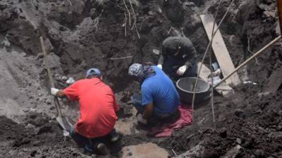 Rescatistas y voluntarios continúan las labores de búsqueda y rescate de las víctimas de la erupción del volcán de Fuego, hoy, martes 12 de junio de 2018, en la población de El Rodeo (Guatemala)EFE.