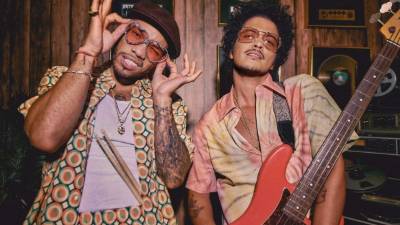 Anderson Paak y Bruno Mars estrenaron este viernes el tema 'Leave The Door Open'.