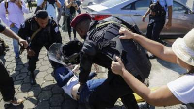 La policía nicaragüense arrestó violentamente a decenas de manifestantes que protestaban contra el régimen de Ortega./AFP.