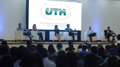 Disertación. Los participantes expresaron sus diferentes posturas y pensamiento durante la conferencia ante estudiantes y catedráticos de la UTH.