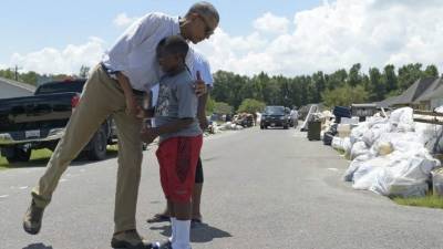 El presidente estadounidense Barack Obama prometió ayuda federal hasta que Luisiana se recupere totalmente de las graves inundaciones que han causado al menos 13 muertos, al subrayar que no se trata de hacerse la 'foto' en las zonas afectadas ante las críticas que recibió por no realizar antes la visita del martes pasado.