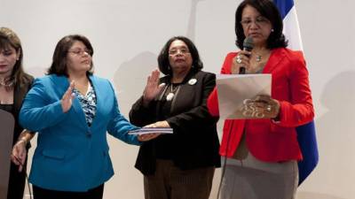 La rectora de la Universidad Nacional Autónoma de Honduras, Julieta Castellanos (c), es juramentada por la directora presidenta de la Junta de Direccion Universitaria (JDU), Aleyda Romero (d), y la directora secretaria (JDU), Martha Arguji (i), este, miércoles 25 de septiembre de 2013, en Tegucigalpa (Honduras). Castellanos inicia su segundo período de cuatro años tras ser reelegida el pasado día 20 por unanimidad por la Junta de Dirección Universitaria. EFE