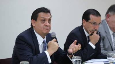 El director de la misión técnica del FMI, Roberto García-Saltos, con el ministro de Finanzas, Wilfredo Cerrato. Foto: EFE