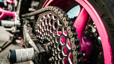 ¿Cómo limpiar y engrasar la cadena de su motocicleta?