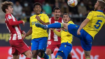 Choco Lozano en la marca frente a Antoine Griezmann en el duelo que fueron goleados por el Atlético de Madrid. Foto AFP.