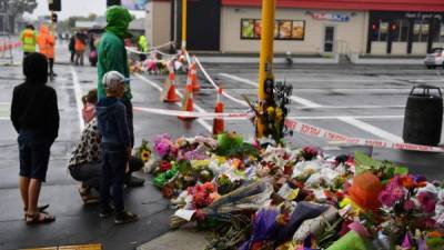 -FOTODELDIA- Members of the public place flowers at a makeshift memorial near the Linwood Mosque in Christchurch, New Zealand, 17 March 2019. A gunman killed 50 worshippers and injured 50 more at the Al Noor Masjid and Linwood Masjid on 15 March, 28-year-old Australian man, Brenton Tarrant, has appeared in court on 16 March and charged with murder. EFE/Mick Tsikas/AUSTRALIA AND NEW ZEALAND OUT