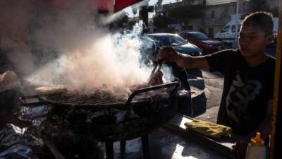 Luis Fune trabaja en el puesto de tacos.