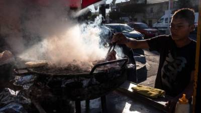 Luis Fune trabaja en el puesto de tacos.