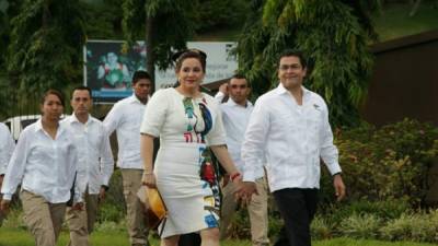 La Primera Dama, Ana García junto al mandatario Juan Orlando Hernández al llegar hoy a izar la Bandera en las instalaciones del BCIE.