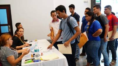 Los jóvenes llegaron a la CCIC desde temprano a dejar sus documentos.