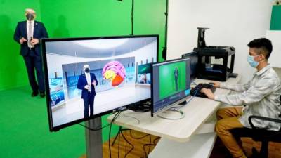 Diego Chacón da un ejemplo de cómo funciona el aula de realidad virtual. Fotos: Amílcar Izaguirre.