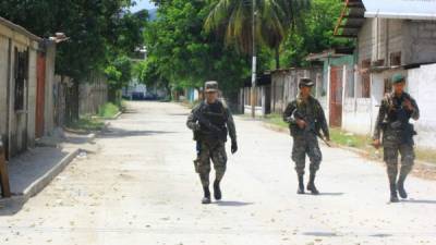 Los pocos efectivos militares patrullan en las colonias de Chamelecón.