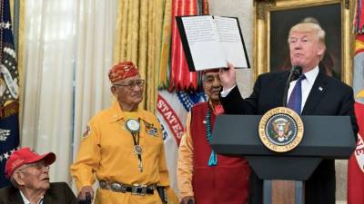 A Trump se le ocurrió que podía burlarse de una opositora durante un encuentro con indígenas navajos./ AFP PHOTO / Brendan Smialowski
