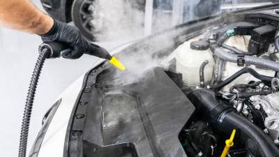 Mantenimiento detallado de automóviles. Limpieza de motor con vapor caliente. Lavado a alta presión. Lavado en la estación. Concepto de lavado de automóviles. Detallado de automóviles. Concepto de limpieza de motor de automóvil