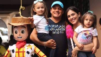 Linda junto a su esposo Rodolfo Zelaya y sus dos niñas, su mayor inspiración para enfrentar la lucha contra el cáncer.