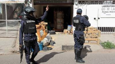 Maleantes dispararon contra dos hombres en una tapicería.