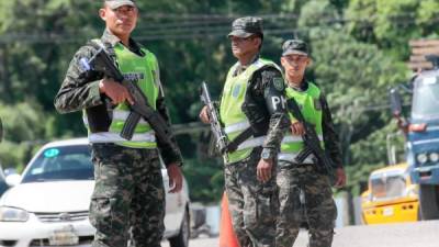 Armas. Elementos de la PM patrullan las calles de San Pedro Sula con fusiles de la serie Ace de fabricación israelí.
