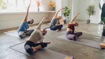 Puede practicar yoga en casa, a solas o en grupo.
