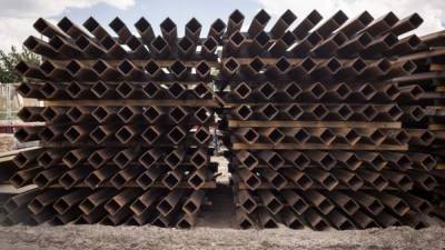 Decenas de vigas de acero esperan ser colocadas para reforzar el muro que levanta Estados Unidos en Nuevo México. EFE/Juan Labreche