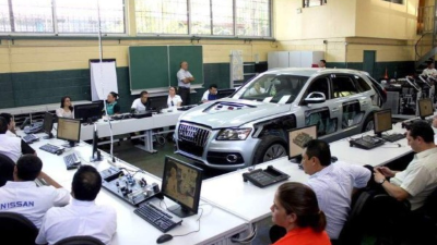 Los alumnos reciben clases en los talles de autotrónica.