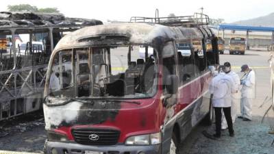 Una de las unidades quemadas en la Gran Terminal Metropolitana en San Pedro Sula.