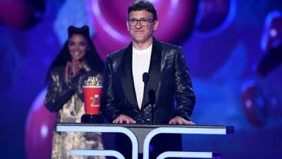 Anthony Russo recibiendo el premio a mejor película por la cinta 'Avengers: Endgame' durante los MTV Movie & TV Awards 2019.