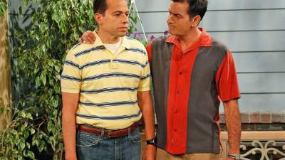 Jon dio vida al hermano de Charlie en la serie 'Two and a Half Men'.