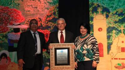 Ricardo Irías, José Ramón Bueso -que representó a su tío Jorge Bueso Arias- y Francia Quintana.