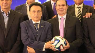 Rafael Callejas cedió el poder de la Fenafuth a Alfredo Hawit.