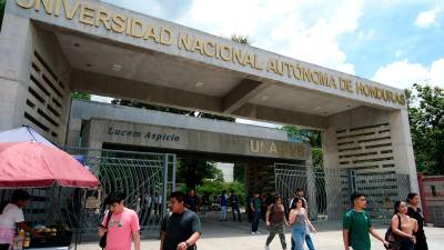 <b><span class=mln_uppercase_mln>Centro.</span></b> Estudiantes frente a la entrada de Unah-vs.<span class=mln_uppercase_mln> Foto: LA PRENSA</span>