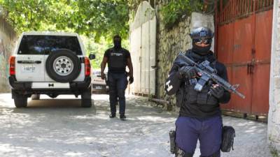 El presidente de Haití, Jovenel Moise, murió asesinado este miércoles por hombres armados que asaltaron su domicilio en Puerto Príncipe, mientras su esposa Martine resultó herida de bala, en un ataque que fue perpetrado por un equipo de mercenarios profesionales, informaron autoridades locales.