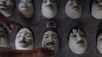 Fotografía del 23 de febrero de 2018, que muestra mascaras elaboradas por la artesana Rita Reséndiz, en Ciudad de México (México). EFE