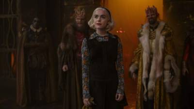 Kiernan Shipka interpreta a Sabrina, la bruja adolescente.