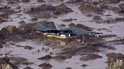 Autoridades afirman que los desechos son tóxicos, aunque la minera lo desmiente.