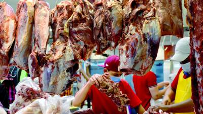 Los vendedores de los mercados manifestaron que los incrementos jugaron en su contra, pues este año hubo hasta un 30% menos de ventas que en 2023. FOTOS: HÉCTOR EMILIO PAZ.
