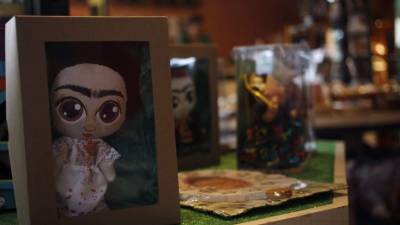 Productos con el tema de la pintora mexicana Frida Kahlo para su comercialización hoy, miércoles 05 de julio de 2017, en el Museo Dolores Olmedo en Ciudad de México (México). EFE