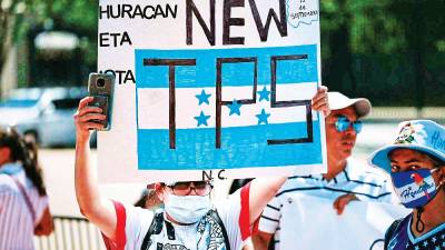 <b><span class=mln_uppercase_mln>Archivo.</span></b> Miles de hondureños esperan se amplíe el beneficio.