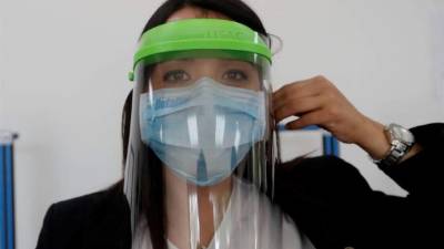 Alejandra Rojas, portavoz del área de Cooperación de la Universidad de San Carlos de Guatemala muestra una de las mascarillas que la universidad fábrica para los hospitales guatemaltecos en ayuda para combatir el coronavirus. EFE/Esteban Biba