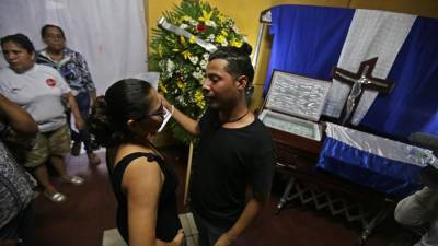 Yader de los Angeles Parajón junto a un familiar durante el velatorio de su hermano asesinado en las protestas contra el gobierno de Ortega.