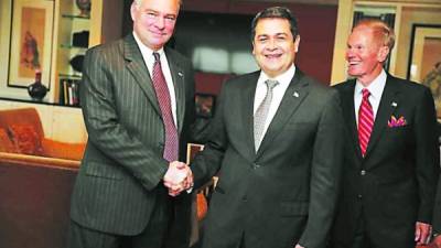 El mandatario hondureño Juan Orlando Hernández tuvo una conversación privada con el senador Kaine en EUA.