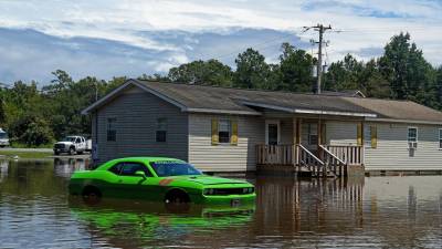 Las autoridades de Carolina del Norte y del Sur se preparan para el azote de Debby.